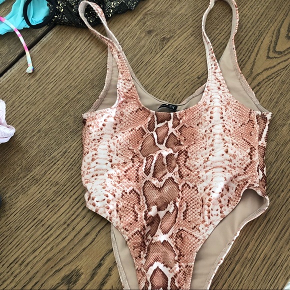 One piece thong bathing suit - Picture 3 of 5